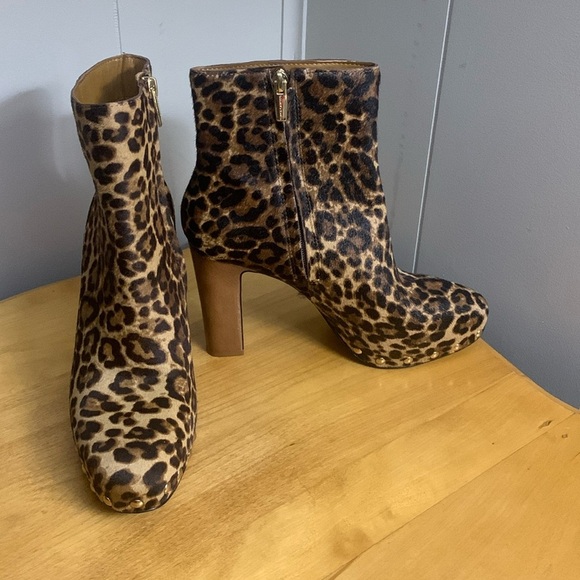 Vince Camuto Shoes - Vince Camuto Nevvina Genuine Cow Hair Leopard Print Heeled Bootie Sz 8.5M EUC